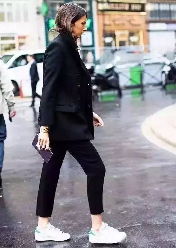 小黑裤怎么搭配衣服  小黑裤配什么上衣