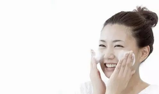 冬天洗脸的正确方法 这些洗脸方式你都知道吗
