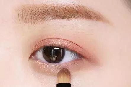 圆脸适合什么妆容 一款圆脸妆容画法步骤详解