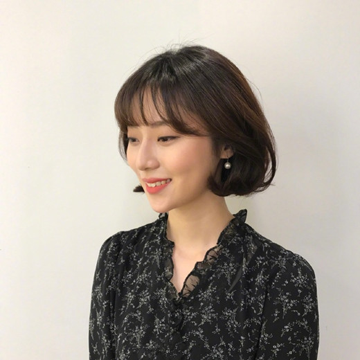 女学生内扣短发 搭配自然黑发更清纯