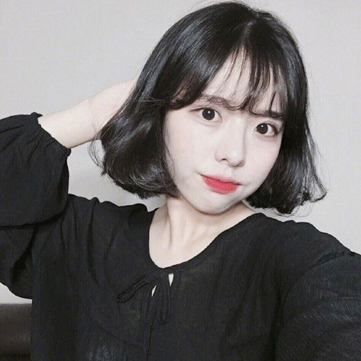 女学生内扣短发 搭配自然黑发更清纯