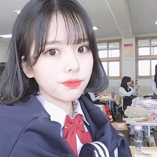 女学生内扣短发 搭配自然黑发更清纯