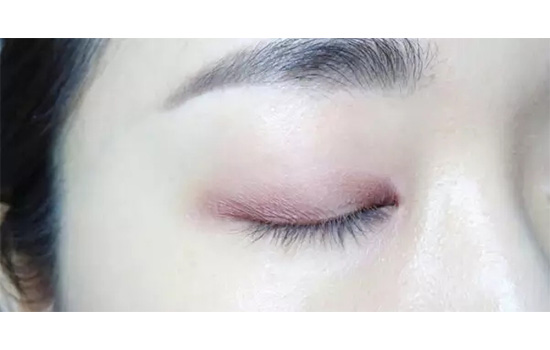 粉色和紫色眼影的画法 迷人般的温柔