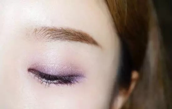 紫色眼影生活妆的画法 谁说紫色不日常