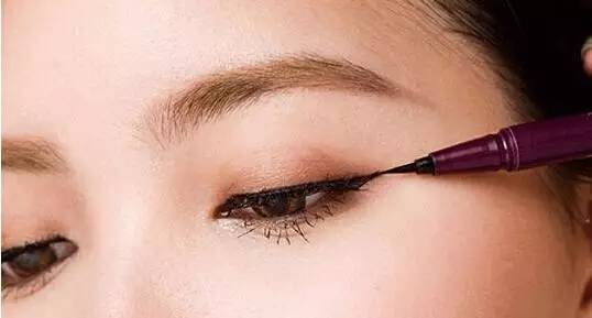 面试妆容怎么画 沉稳大气的面试妆容，通过不再话下