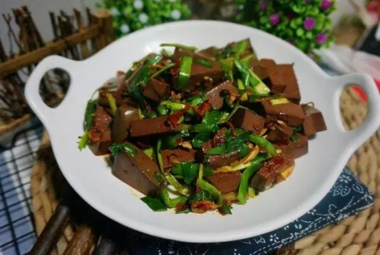 炒鸭血的家常做法 常吃这道家常菜补血效果好