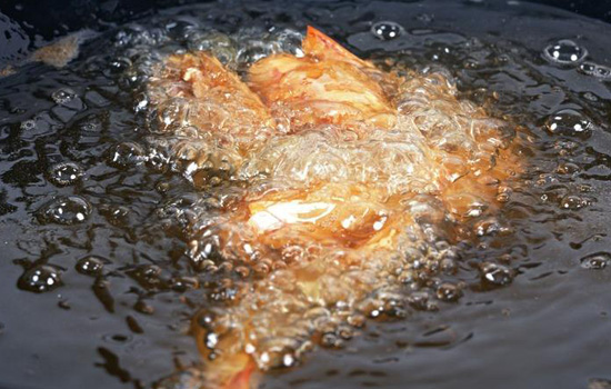 炸东西如何控制油温 油炸食物时究竟怎么看油温