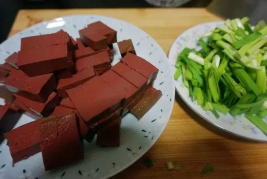 炒鸭血的家常做法 常吃这道家常菜补血效果好