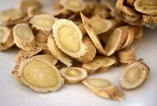 黄芪山楂泡水喝的功效 黄芪常加一宝喝功效更好