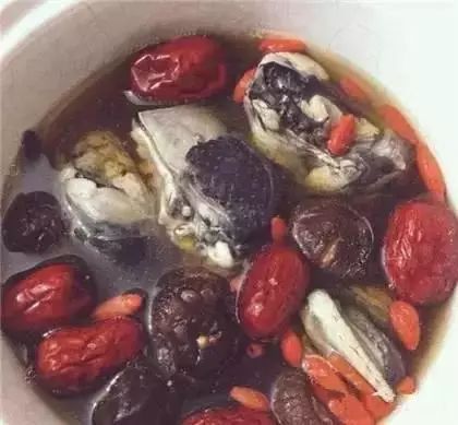乌鸡汤的家常做法 女性多食用乌鸡延缓衰老