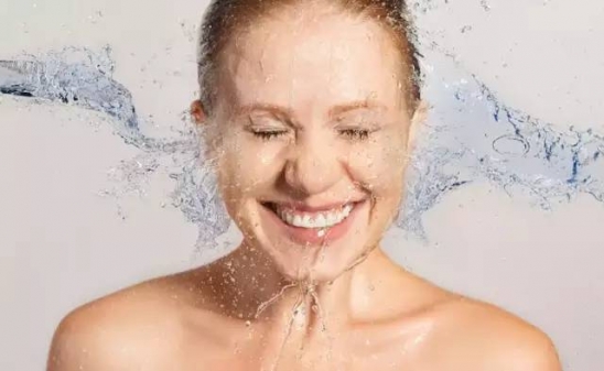 正确的洗脸方法 这样洗脸会使你越洗越老