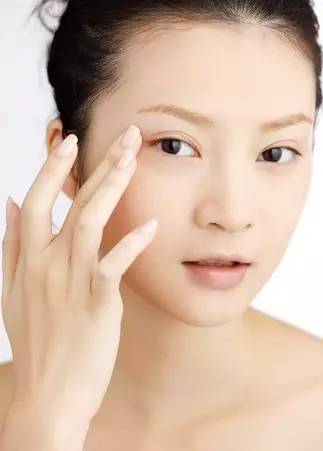 眼袋怎么消除简单方法 眼袋怎么消除，美容小窍门