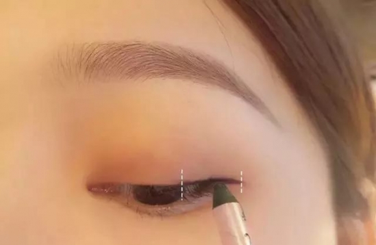 眼线的画法和技巧 “半尾眼线”好美啊
