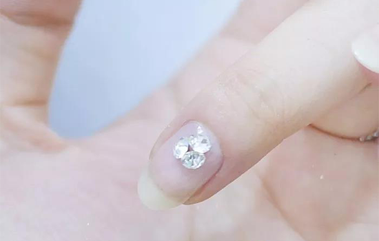 铂金渐变美甲教程 美貌满分准新娘最佳选择