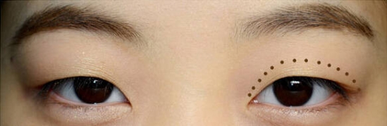 眼线怎么画好看图解 教你画精致的眼线，手残党速戳！