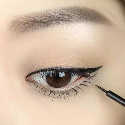 单眼皮眼妆画法步骤 单眼皮这么画美极了