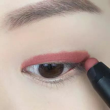 单眼皮眼妆画法步骤 单眼皮这么画美极了