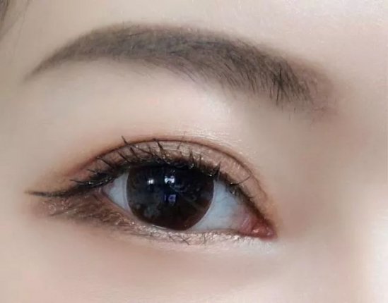4个大地色眼影怎么画 春夏最抢戏的绝美眼妆，让我画给你看吧！