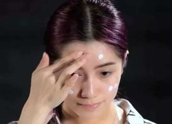 bb霜的正确用法 化妆诀窍，原来BB霜不可直接涂的！