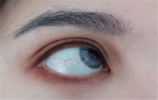 酒红色复古眼妆 教你玩转酒红色眼影