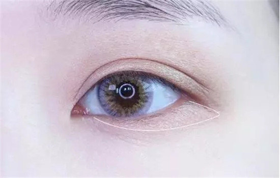日常眼妆的画法步骤图片 这一款眼妆带你走天下