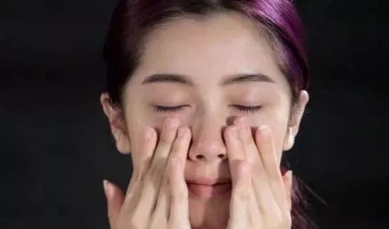 bb霜的正确用法 化妆诀窍，原来BB霜不可直接涂的！