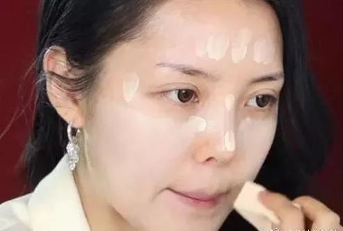 bb霜的正确用法 化妆诀窍，原来BB霜不可直接涂的！