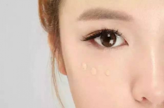 油性皮肤化妆的正确步骤 皮肤油怎么化妆？ 这些技巧让你告别尴尬。