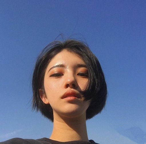 没有刘海的短发 很适合春夏季