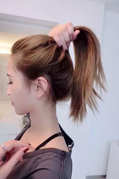 圆脸丸子头扎发教程 圆脸丸子头怎么扎