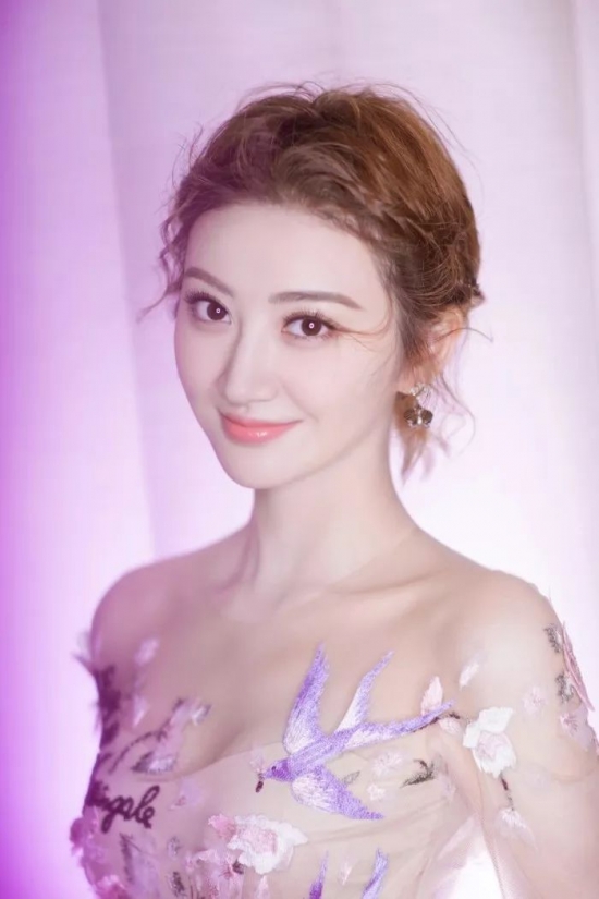 什么发型显脸小 大脸女生最适合这款刘海！