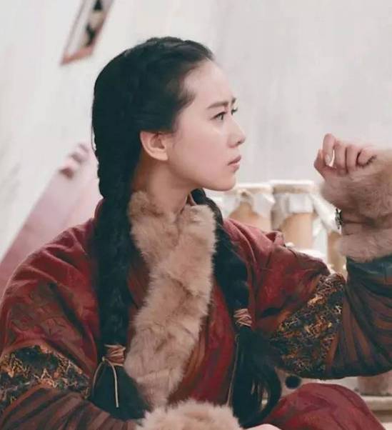 2024流行发型女中长发 多款很潮中长发发型推荐