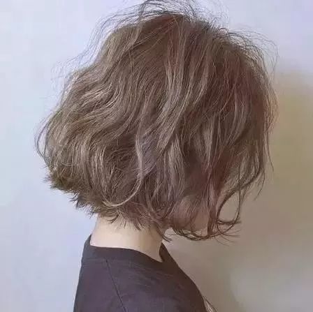 今年流行的短发发型女 这8款剪完就变美