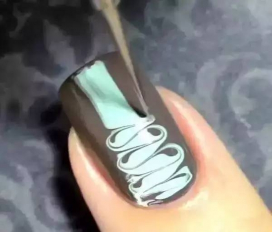 diy美甲步骤和解说图 想要DIY美甲吗，一根牙签就能做到！