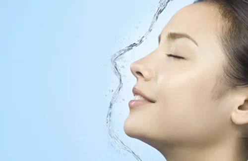 皮肤补水保湿小技巧 掌握这几点让你水润一整天