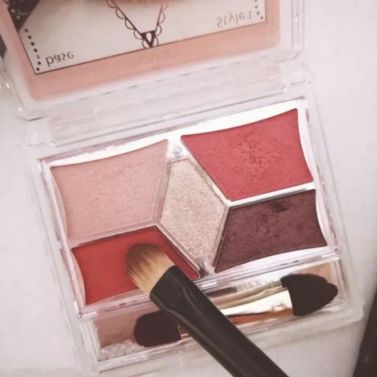 桃花妆眼影画法 怎样画好桃花妆眼影