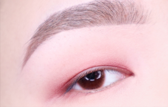单眼皮眼妆画法 四步教你学会化眼妆