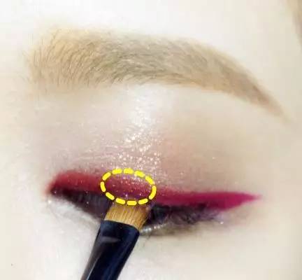 眼妆怎么画好看 4款潮流眼妆送给你