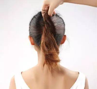 30岁女人适合扎什么发型 这四款知性优雅