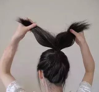 直发丸子头怎么扎好看 只需七步即可搞定