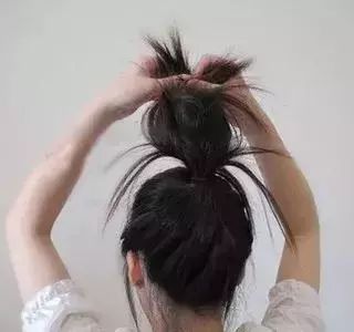 直发丸子头怎么扎好看 只需七步即可搞定