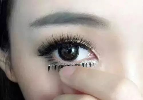 假睫毛怎么贴自然图解