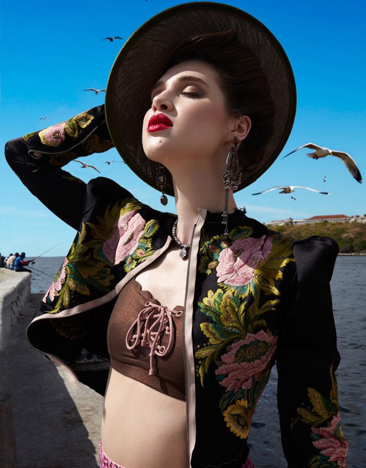 超模Anais Pouliot VOGUE时尚杂志摄影图片欣赏