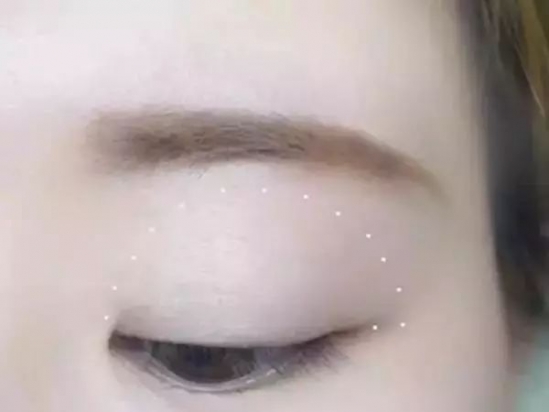 韩系妆容眼影怎么搭配