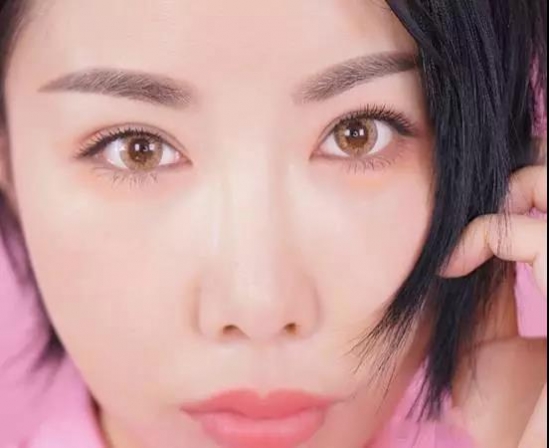 秋天画什么眉毛好看 今年秋冬流行勾月眉女人味大爆发