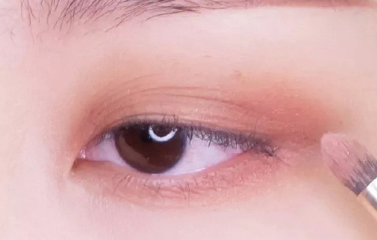 棕色眼妆怎么画 秋冬眼妆就要那么温柔