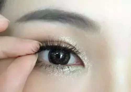 假睫毛怎么贴自然图解 假眼睫毛怎么戴