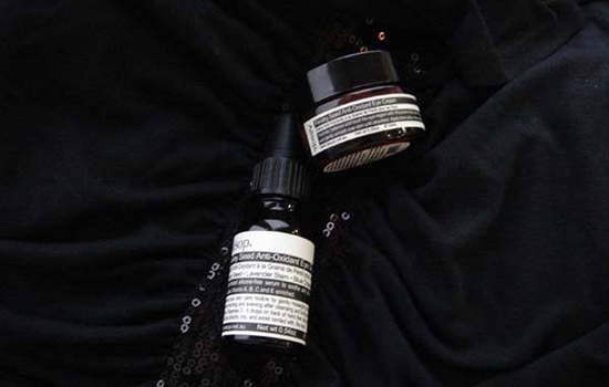伊索眼部精华使用方法 眼部精华和眼霜使用不一样