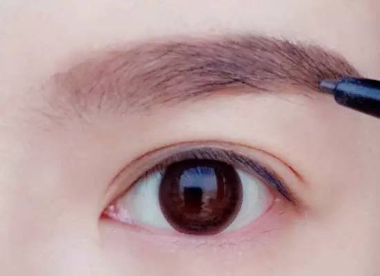 淡妆的画法步骤 十分钟画好简单的通勤妆