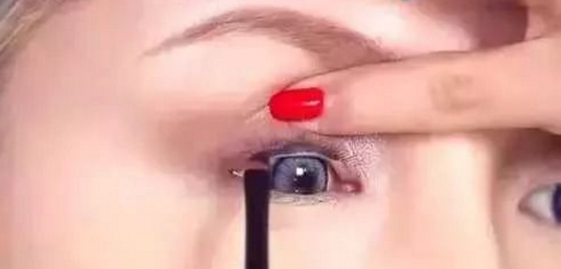 眼线的简单画法步骤图 一分钟教你画出漂亮的眼线